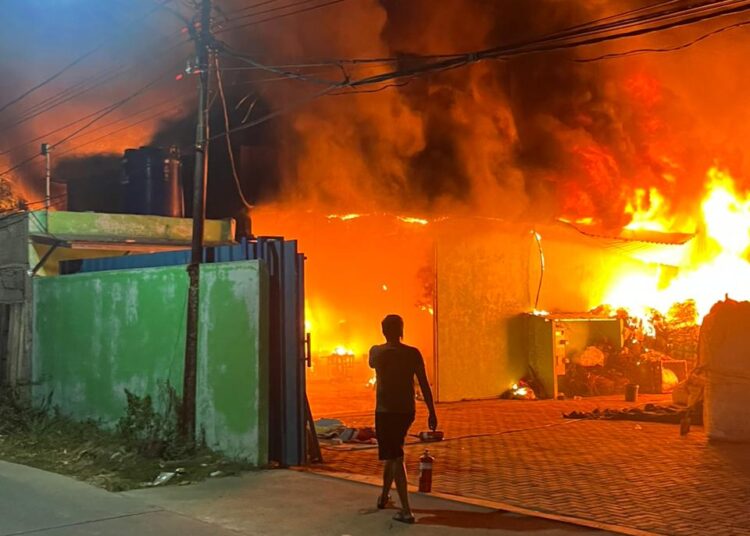 Dua Gudang Limbah Plastik di Tangerang Terbakar, Kerugian Capai Rp2,5 Miliar Gudang plastik di Desa Pangadegan, Kecamatan Pasar Kemis. Foto : Ist