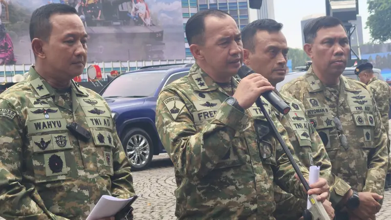 Dua Prajurit Yang Gugur Saat Latihan HUT ke-80 TNI Dapat Kenaikan Pangkat Luar Biasa Serta Terima Santunan Rp 350 Juta Kepala Pusat Penerangan (Kapuspen) TNI Mayjen TNI (Mar) Freddy Ardianzah saat menyerahkan santunan kepada ahli waris di Mabes TNI. Foto : Ist