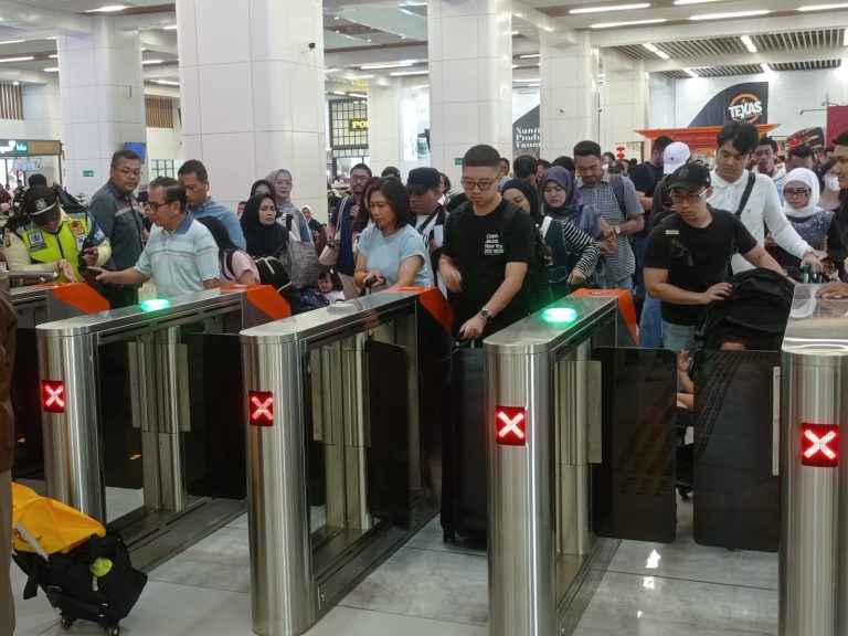 Dukung Program Cashless, 9,8 Juta Tiket Whoosh Terjual via Online Antrian penumpang Whoosh. Foto : Ist