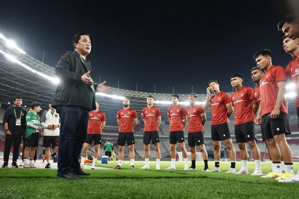 Ketum PSSI Erick Thohir bersama skuad Timnas. Foto : Ist