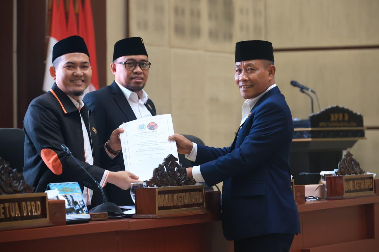 Fraksi-fraksi Soroti Zonasi, Mitigasi Lingkungan & Perlindungan Situ Seluruh fraksi DPRD Kota Tangsel berikan pandangan umum terkait Raperda RTRW, Senin (28/10).