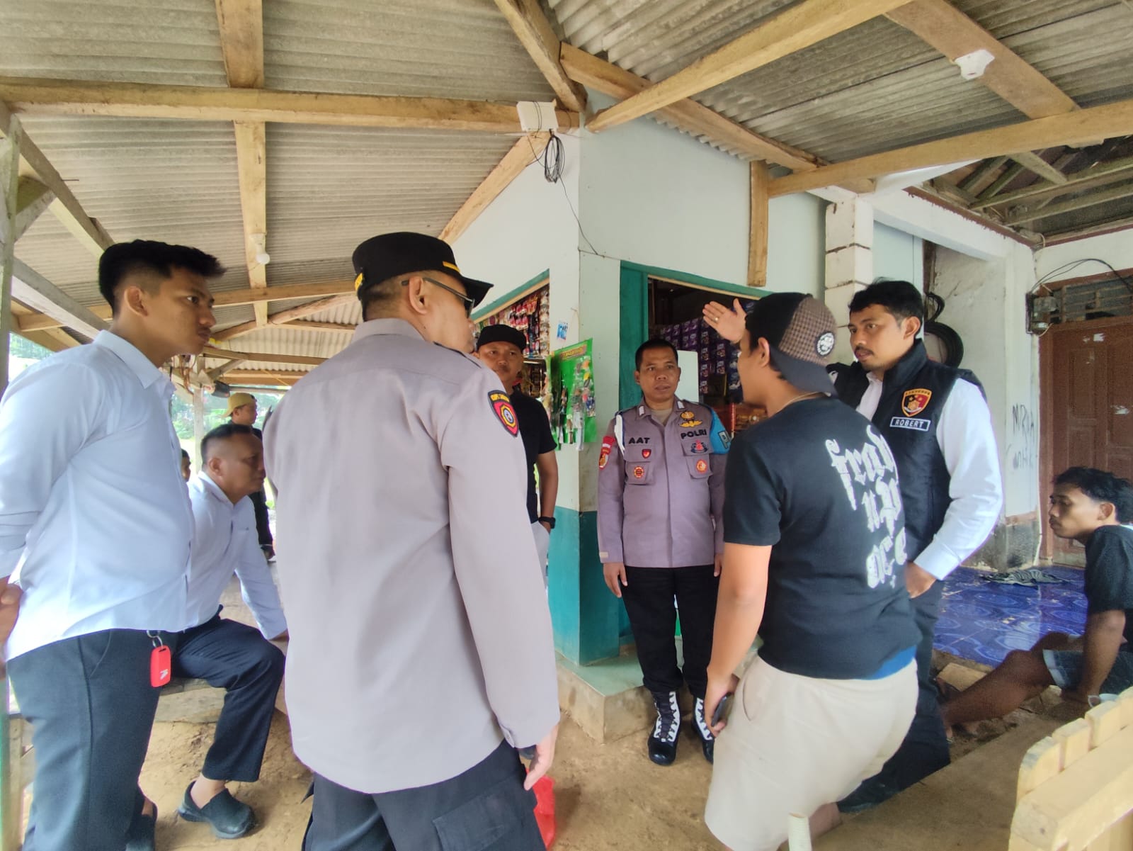 Gegara Rebutan Pelanggan Sawit Nyawa Melayang Pihak Kepolisian Polsek Cibaliung dan Polres Pandeglang, sedang meninjau TKP keributan antara empat orang pemuda yang mengakibatkan meninggal dunia, di di Kampung Rancasadang, Desa Cikalong, Kecamatan Cibitung, Senin (27/10).