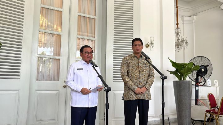 Gubernur DKI Pramono Anung dan Menkeu Purbaya saat melakukan konferensi pers di Balaikota. Foto : Ist