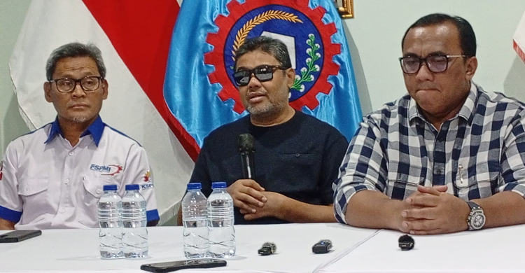 Hari Ini, 50 Ribu Buruh Gelar Apel Besar Kebangsaan Di Jababeka Presiden KSPSI Andi Gani Nena Wea (kemeja kotak-kotak) dan Presiden Partai Buruh Said Iqbal (tengah) dalam konferensi pers persiapan Apel Besar Kebangsaan. Foto: Ist