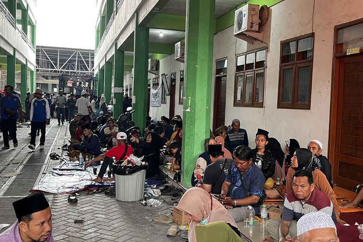 Wali murid korban runtuhnya Pondok Pesantren (Ponpes) Al-Khoziny, Buduran, Sidoarjo sedang menunggu kabar hasil pencarian tim SAR. Foto : Ist