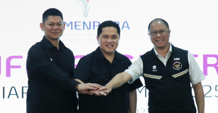 Indonesia Kirim 800 Atlet Berlaga di SEA Games Thailand Ketua NOC Indonesia Raja Sapta Oktohari (kir) Menpora Erick Thohir (tengah) dan Chef de Mission (CdM) Bayu Priawan Djokosoetono. Foto : Ist