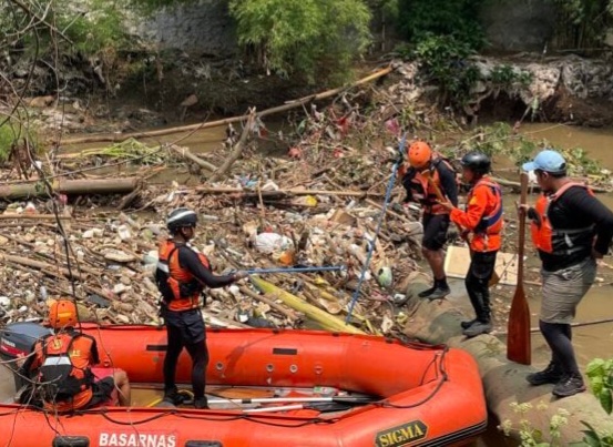 Istri Hamil, Anak Masih Kecil — Keluarga Menunggu dengan Harap di Tepi Kali Angke Tim gabungan sedang mencari jasad Adi yang diduga tercebur di sungsai Angke. Foto : Ist