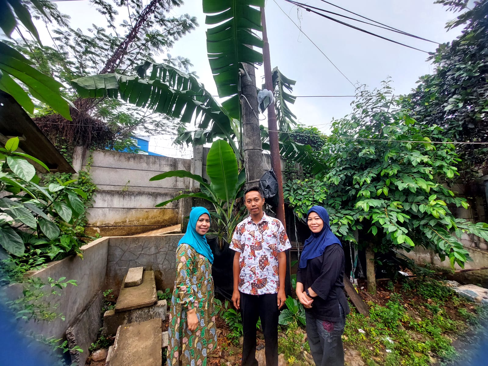 Jalan Gang Besan Ditembok Pengusaha Sejak 2023 Warga Gang Besan, Rawa Buntu di dekat tembok penghalang akses jalan warga, Senin (20/10)