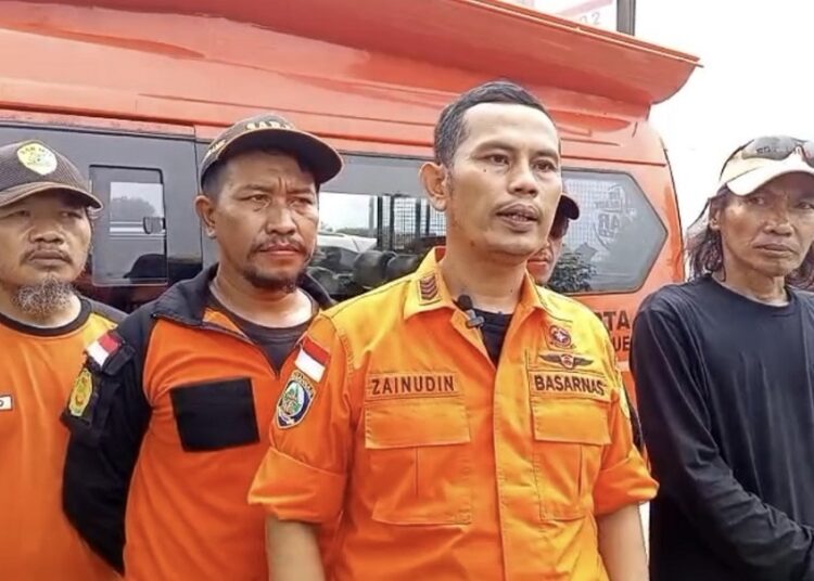 Jasad Adi Ditemukan Tak Bernyawa di Kali Angke Komandan Tim SAR Jakarta Zainuddin saat konferensi pers telah ditemukannya jasad Adi. Foto : Ist