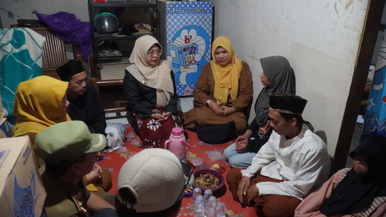 Jasad Dua Bocah Tenggelam Di Ciliman Ditemukan Bupati Pandeglang Raden Dewi Setiani sedang takziah ke rumah duka bocah yang meninggal dunia tenggelam di Sungai Ciliman, Kecamatan Sukaresmi, Kabupaten Pandeglang, Senin (27/10).