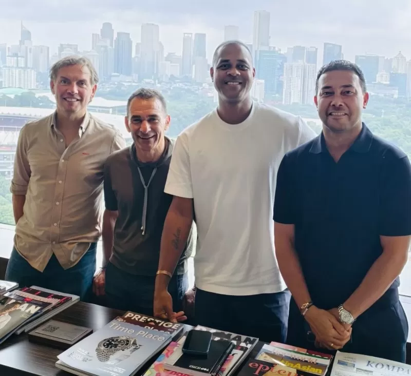 Jejak 5 Pelatih Timnas Indonesia, Dari McMenemy Hingga Kluivert Patrick Kluivert kaos putih) dan Pelatih asal Belanda. Foto : Ist