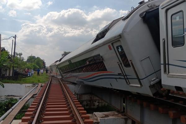 KA Purwojaya Anjlok di Bekasi, Seluruh Penumpang Selamat KA Purwojaya yang anjlok di daerah Bekasi. Foto : Ist