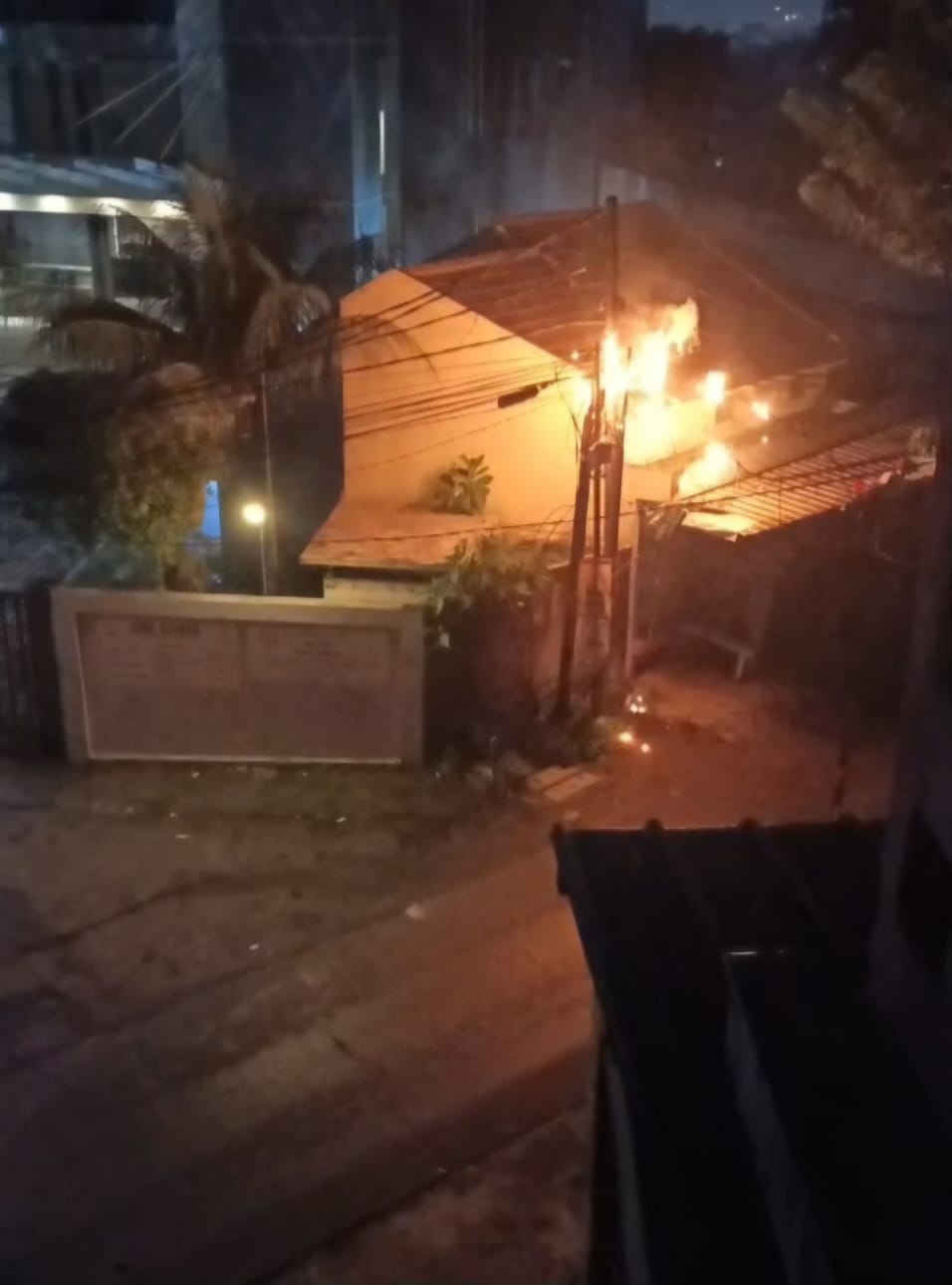 Kabel Di Tiang Listrik Terbakar, Warga RT01/05 Pondok Cabe Udik Panik Kobaran api menyala di tiang listrik wilayah Pamulang, Minggu (26/10).