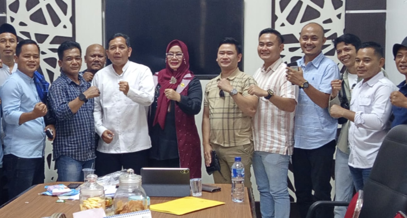 Karang Taruna Banten Nyatakan Tb Bambang Sah Jadi Ketua Pengurus Karang Taruna Kabupaten didampingi Pengurus Karang Taruna Provinsi Banten, foto bersama dengan Asda I-II, usai melakukan hearing di Setda Pandeglang, Jumat (17/10) kemarin.