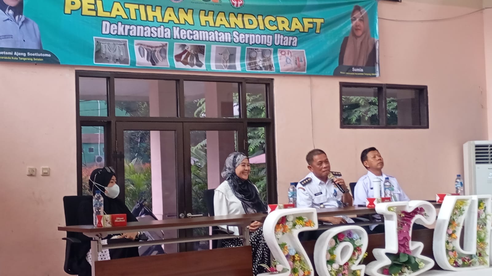 Kecamatan Serpong Utara Latih Emak-emak Bikin Makrame Kecamatan Serpong Utara menggelar Pelatihan Kerajinan Tangan Makrame pada Rabu (15/10). (Dok. Serpong Utara)