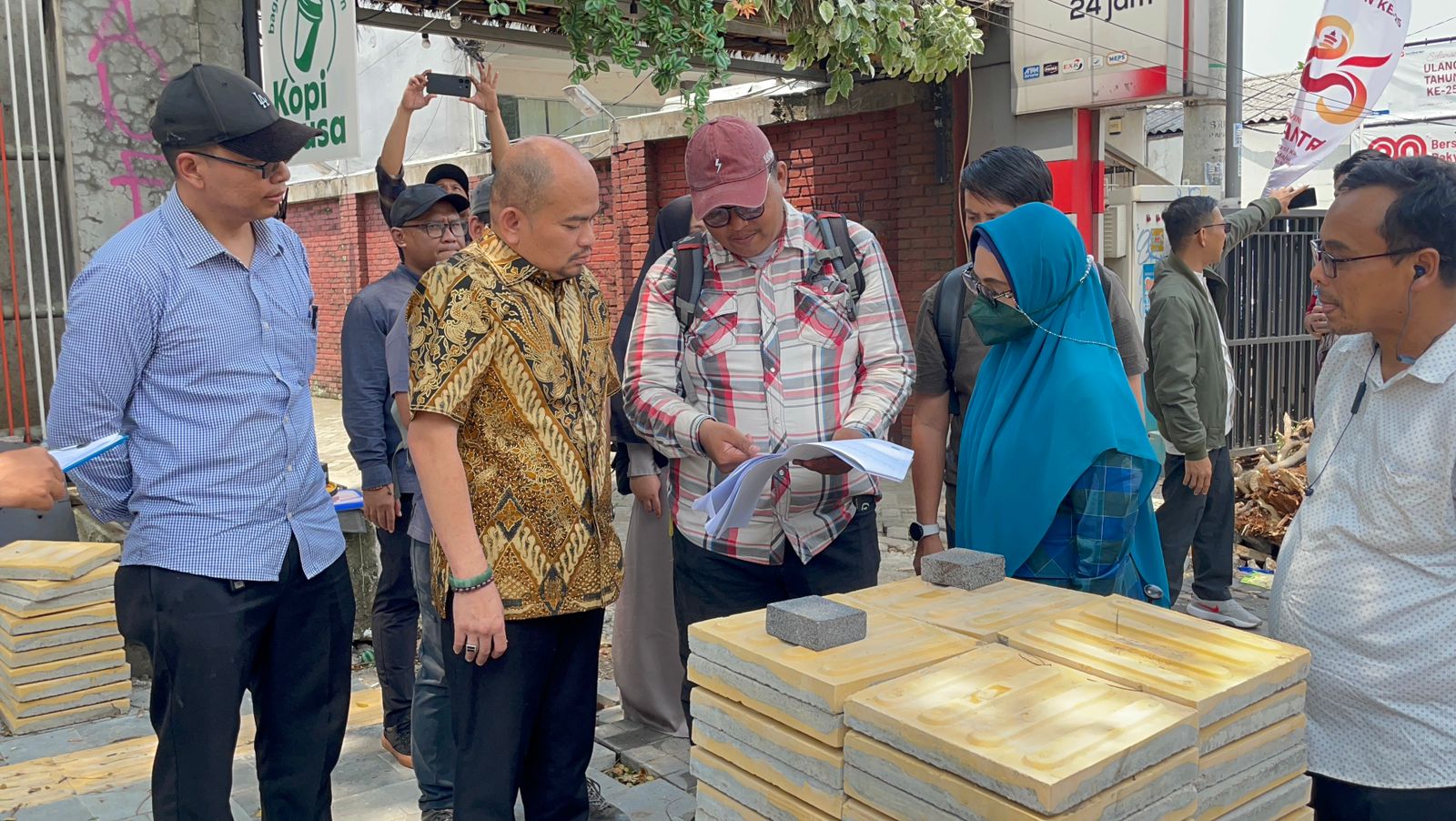 Kejari dan Pemkot Tangsel Bersinergi Kawal Kualitas Proyek Pedestrian Ciater Kegiatan pengawasan dan peninjauan lapangan terhadap proyek pembangunan pedestrian segmen 3 di Jalan Ciater, Kecamatan Serpong, Tangsel. (Ist)