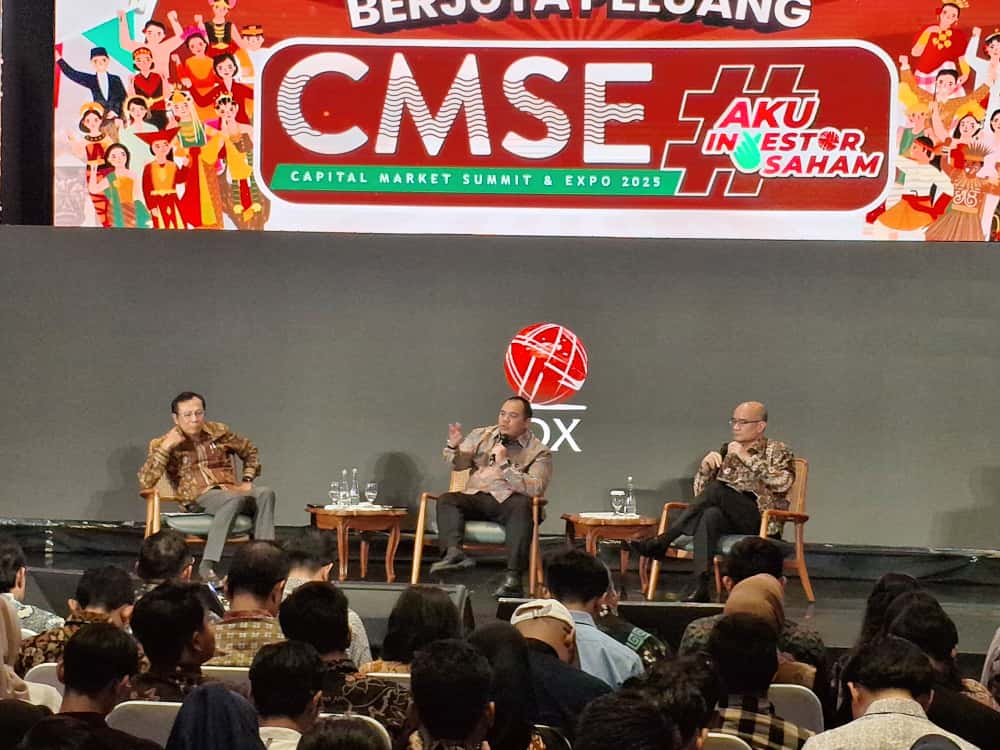 Kembali Gelar Capital Market & Expo, BEI Tegaskan Pasar Modal Adalah Milik Rakyat Sejumlah narasumber mengisi seminar utama tentang peran dunia usaha dan pasar modal dalam acara Capital Market Summit & Expo 2025 yang digelar PT Bursa Efek Indonesia (BEI), di Main Hall BEI, Jakarta, Jumat (17/10/2025). YULIAWATI SARIPUDIN