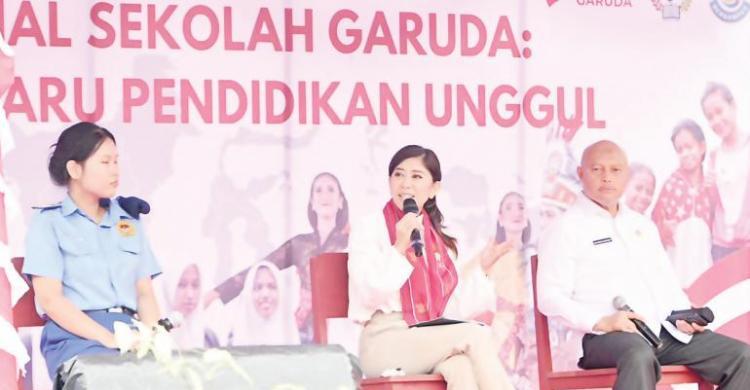 Menkomdigi) Meutya Hafid pada perkenalan Sekolah Garuda di Ambon. Foto : Ist