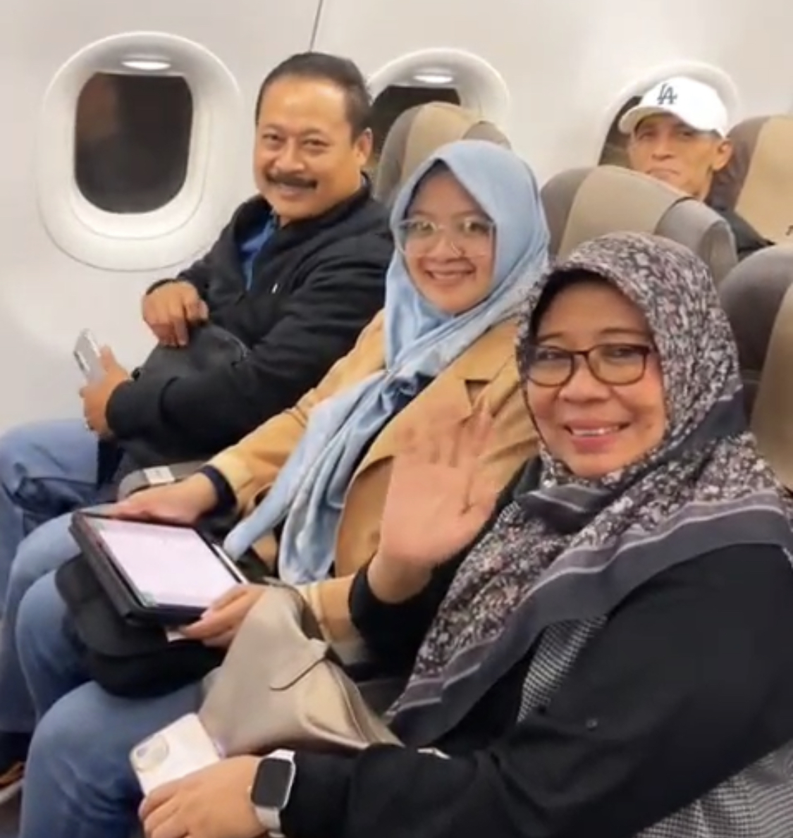 Kepala & Pegawai Dinkes Pandeglang Terbang Ke Bromo-Malang Kepala dan jajaran Dinkes Pandeglang, sedang melambaikan tangan sambil tersenyum sumringah ke kamera, saat di video di dalam pesawat menuju Bromo-Malang Jawa Timur, beberapa waktu lalu.