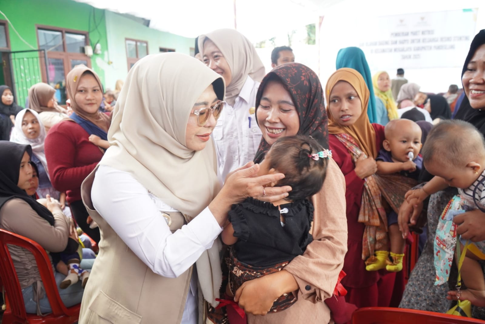 Bupati Pandeglang, Raden Dewi Setiani saat kegiatan pemberian bantuan paket nutrisi dan olahan daging Dam Haji untuk lokus sasaran stunting di Desa Wirasinga, Kecamatan Mekarjaya, Rabu (8/10/2025).(Istimewa)