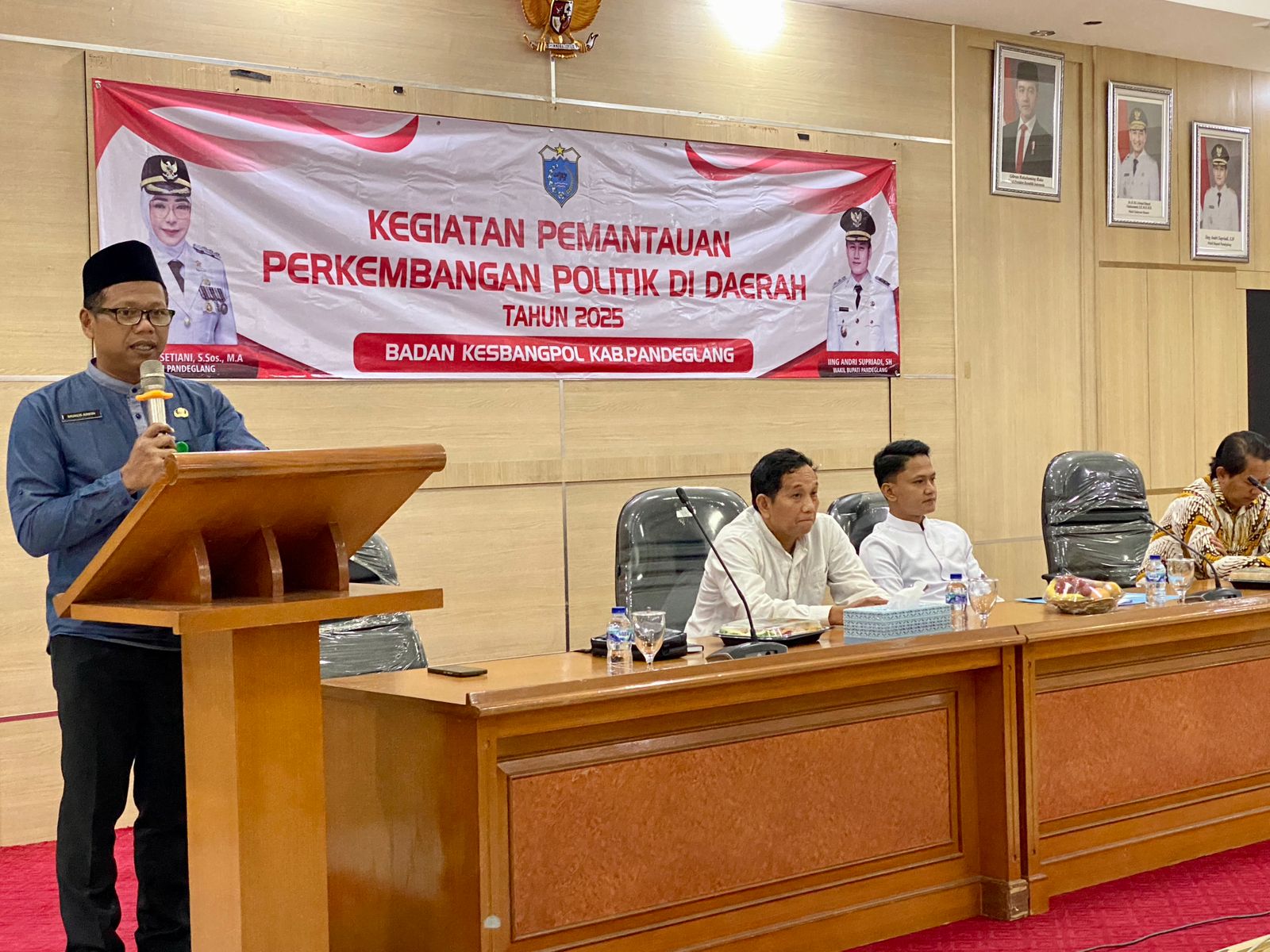 Kesbangpol Lakukan Pembinaan dan Pengawasan Ormas di Pandeglang Kepala Badan Kesbangpol Pandeglang, Muklis Arifin menyampaikan sambutan pada saat pembukaan kegiatan Diklat PKA bagi ormas, di Aula Setda Pandeglang, Jumat (24/10/2025). (NIPAL SUTIANA/TANGSEL POS)
