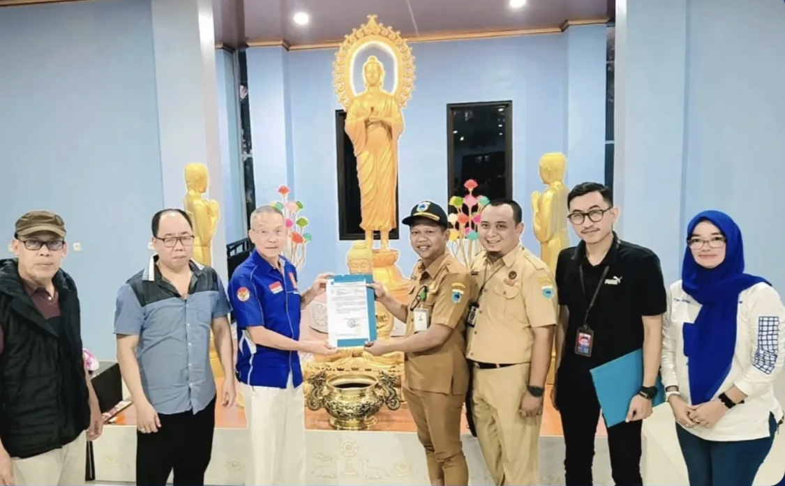 Kesbangpol Pandeglang Perketat Pengawasan Ormas Kepala Badan, Sekretaris Badan dan Kabid Ormas Kesbangpol Pandeglang, sedang melaksanakan kunjungan ke Yayasan Dharmalokapala Wijaya dalam rangka pembinaan kerukunan antar umat beragama di Kecamatan Panimbang, Kabupaten Pandeglang, beberapa waktu lalu.