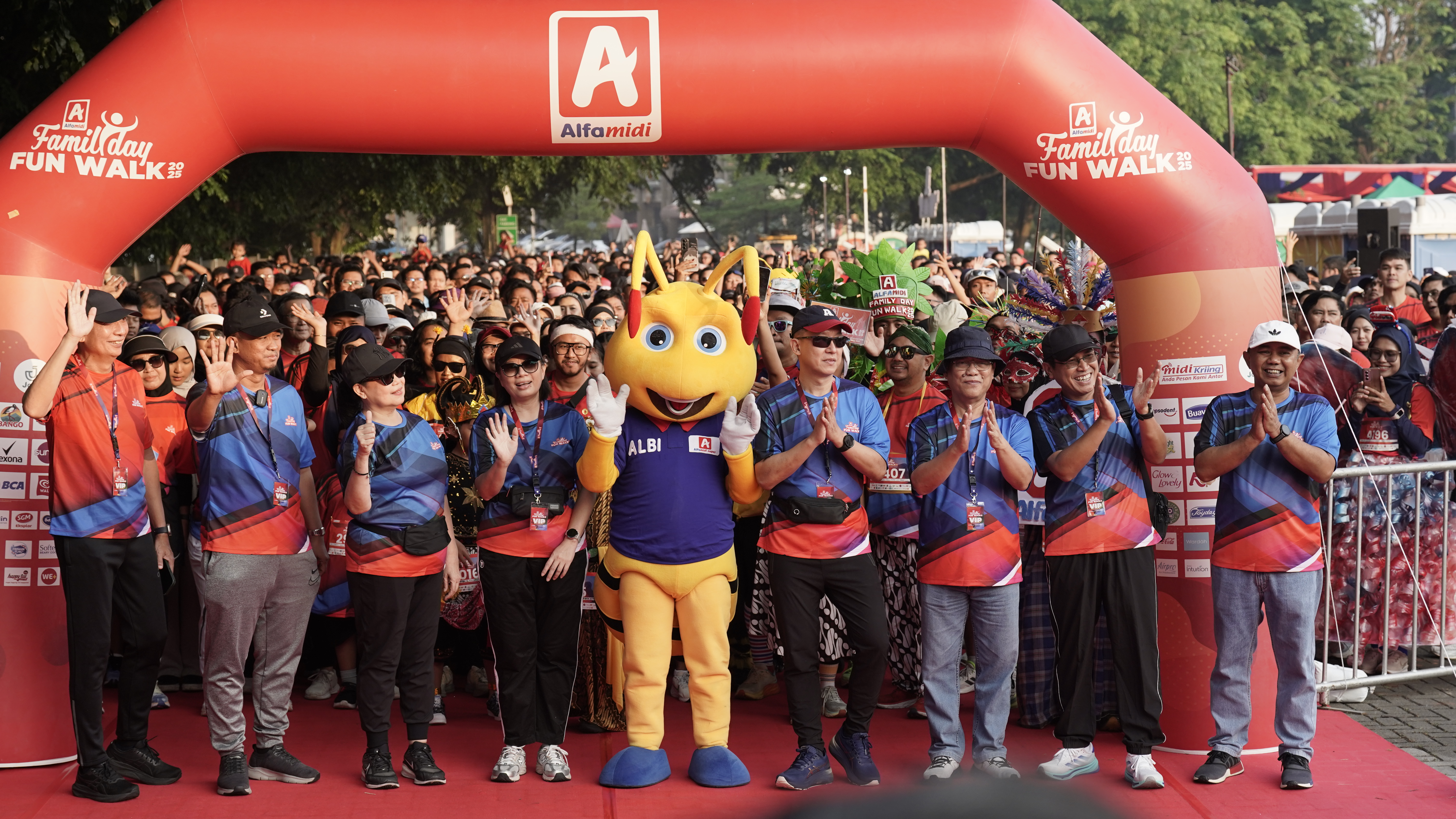 Jajaran direksi PT Midi Utama Indonesia Tbk (Alfamidi) dalam keseruan bersama ribuan Family Midi di Alfamidi Family Day Fun Walk 2025 di ICE BSD, Tangerang. (Dok. Alfamidi)