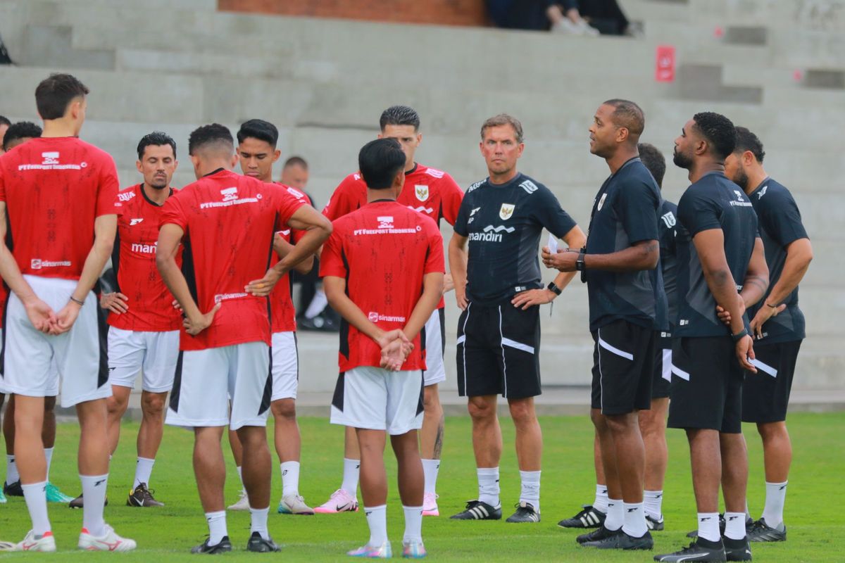 Kluivert Gagal Jalankan Eksperimen Saat Timnas Hadapi Arab Saudi Pelatih Patrick Kluivert dsn timnas Garuda. Foto : Ist