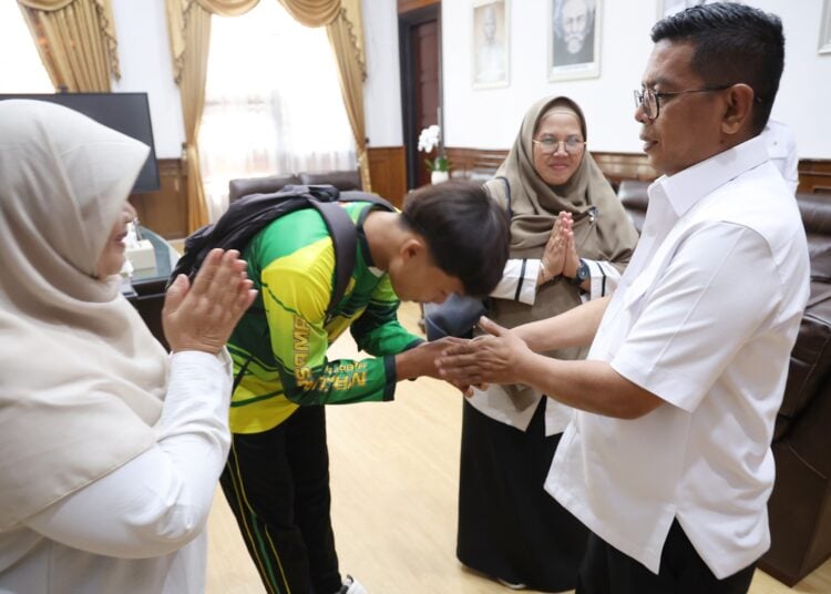 Konflik Kepsek-Siswa SMAN 1 Cimarga Berakhir Damai Gubernur Andra Soni saat melakukan mediasi antara Kepsek SMAN 1 Cimarga dan salah satu siswa. Foto : Ist