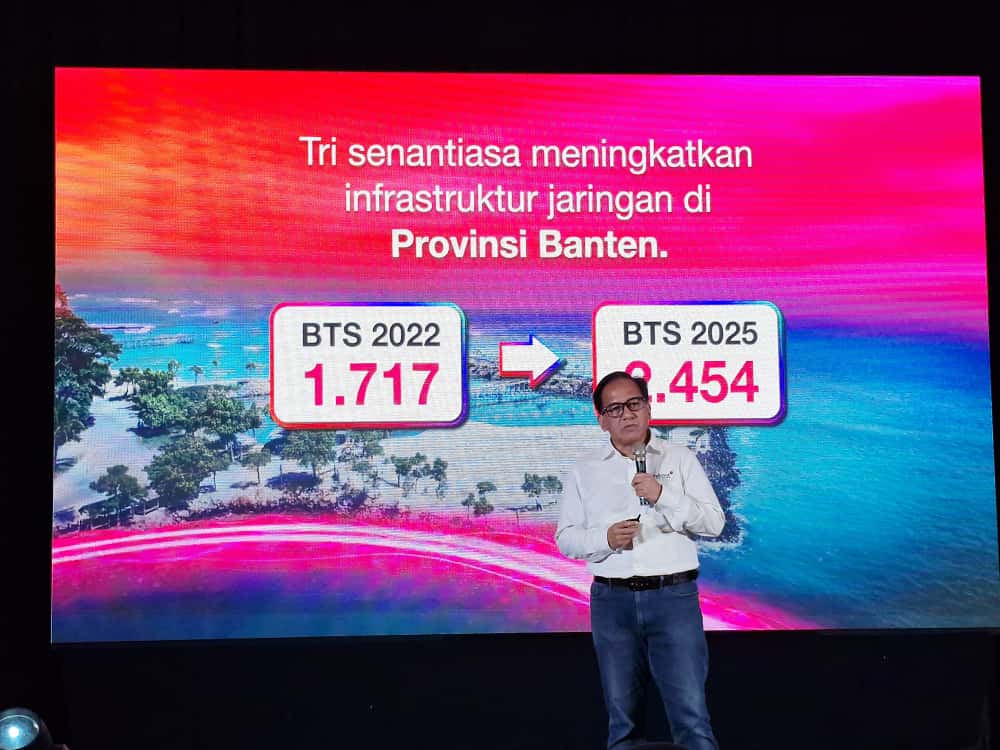 Konsisten Kembangkan Jaringan, Tri Juga Dilengkapi Fitur Anti Spam SVP Head of Region Outer Jakarta Raya IOH, Eric Danari memberikan pemaparan terkait perluasan jaringan di wilayah Banten, dalam Jelajah Tri Serang: Media Update, di salah satu hotel di Kota Serang, Kamis (16/10/2025). YULIAWATI SARIPUDIN/TANGSEL POS