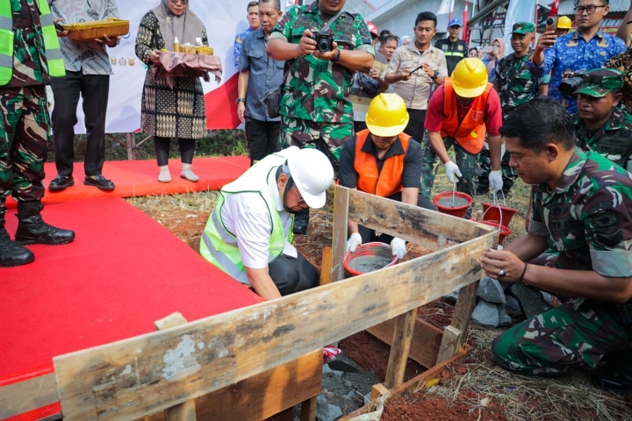Koperasi Merah Putih Pondok Aren Jadi Percontohan Ekonomi Sirkular Wali Kota Tangsel, Benyamin Davnie dalam acara peletakan batu pertama pembangunan gerai Koperasi Merah Putih di Pondok Aren, Jumat (17/10)