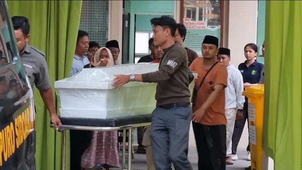 Salah satu korban runtuhnya musola hendak dibawa ke kampung halamannya. Foto : Ist