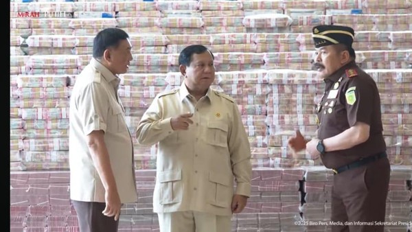 Korupsi CPO Kembali Rp13,2 Triliun Presiden Prabowo saat berada di Kejagung dalam rangka pengembalian uang sitaan senilai Rp 13.25T. Foto : Ist