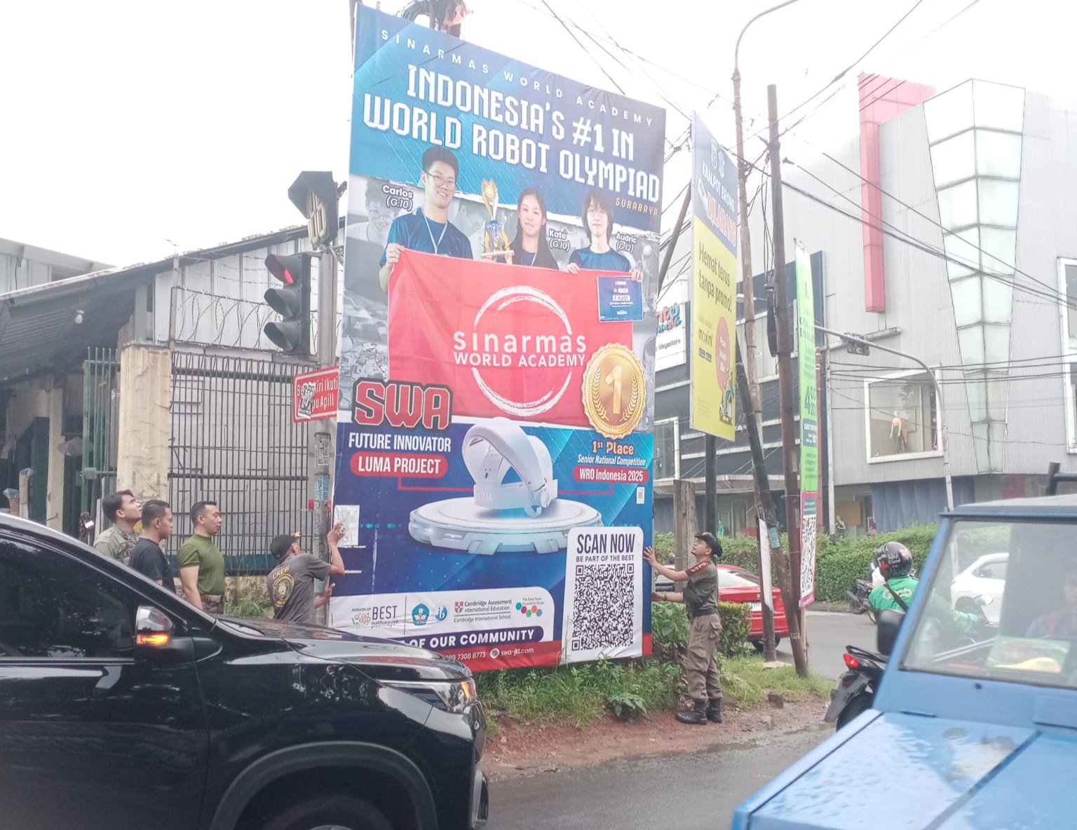 Langgar Aturan, 37 Reklame Ilegal di Alam Sutera & Bintaro Digaruk Petugas Salah satu reklame yang disita Petugas. Foto : Ist