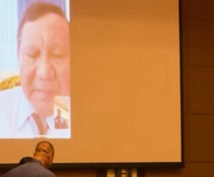 Lewat Sambungan Video Call, Prabowo Dukung Timnas: Do Your Best! Presiden Prabowo saat vedio panggilan dengan skuad Indonesia. Foto : Ist