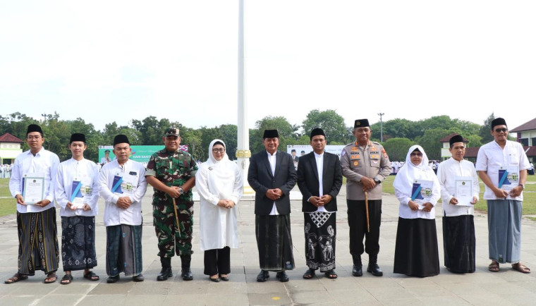Bupati Tangerang, Moch Maesyal Rasyid (keenam dari kanan) foto bersama usai apel pagi dalam rangka memperingati Hari Santri tahun 2025, di Lapangan Raden Aria Yudhanegara Pusat Pemerintah Kabupaten (Puspemkab) Tigaraksa, Rabu (22/10).