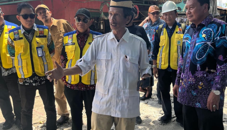 Bupati Tangerang, Moch. Maesyal Rasyid (kanan) melakukan pemantauan langsung progres pembangunan jalan di Kecamatan Pakuhaji, Kamis (23/10).