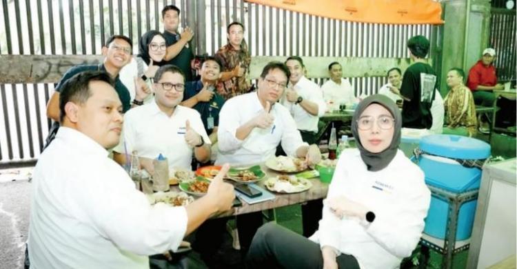 Menkeu Purbaya saat mskan siang sambal hijau di samping kantor DJP. Foto : Ist
