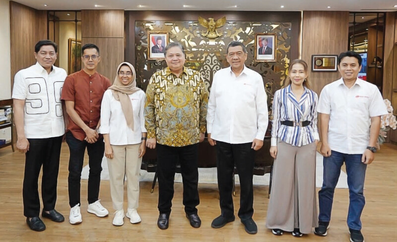 Menko Perekonomian Bicara Capaian Pemerintahan Prabowo-Gibran Menko Perekononian Airlangga Hartarto (baju batik) saat wawancara khusus dengan Tim Rakyat Merdeka. Foto : RM