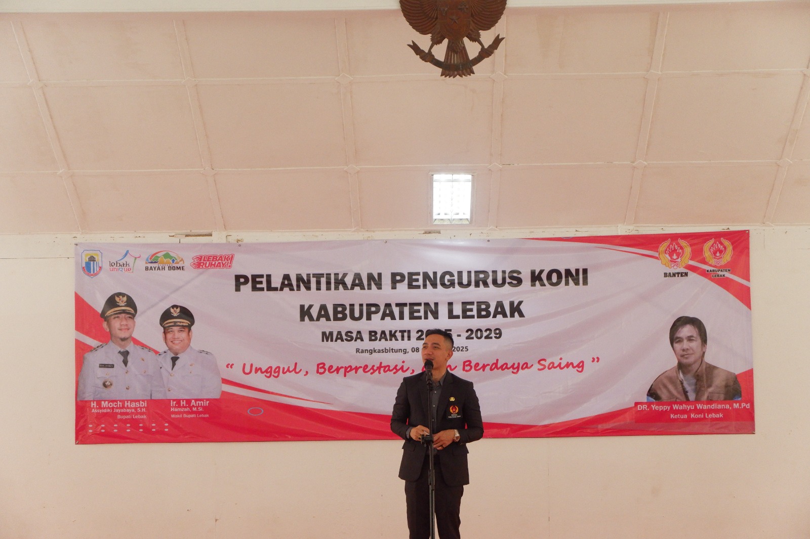 Meski Anggaran Terbatas, Hasbi Minta KONI Lebak Tetap Tingkatkan Prestasi Bupati Lebak, Mochamad Hasbi Asyidiki Jayabaya saat menyampaikan sambutan dalam acara pelantikan pengurus KONI Lebak periode 2025-2029 di Pendopo setempat, Selasa (8/10/2025).(Istimewa)
