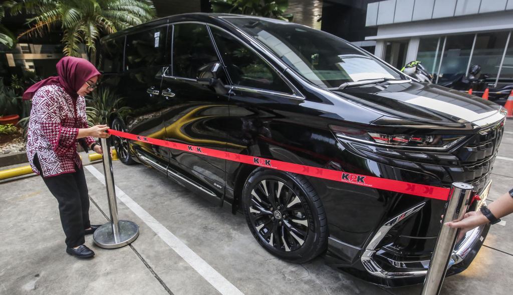 Mobil Alphard sewaan Mantan Wamenaker Immanuel Ebenezer alias Noel. Foto : Ist