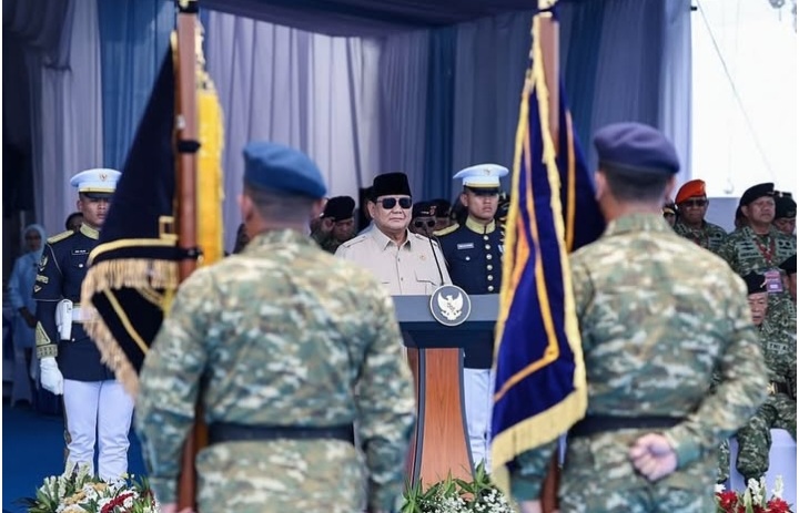 Presiden Prabowo menyaksikan langsung sailing pass atau parade kapal perang TNI Angkatan Laut di Teluk Jakarta. Foto : Ist