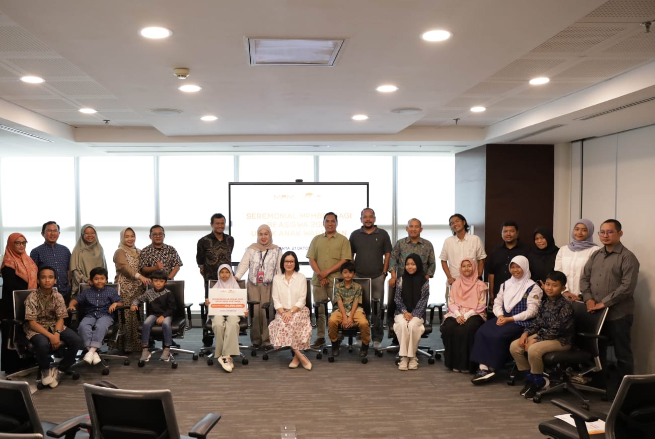 MPM Group Beri Apresiasi Pendidikan, Salurkan Beasiswa untuk Anak Jurnalis Nampak para penerima beasiswa dari MPM Berbagi saat foto bersama. Foto : Irawan