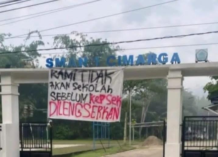 Murid Siswa SMAN 1 Cimarga Lebak Mogok Belajar, Menuntut Kepsek Dilengserkan Spanduk tuntutan siswa di SMA Negeri 1 Cimarga, Kabupaten Lebak . Foto : Ist