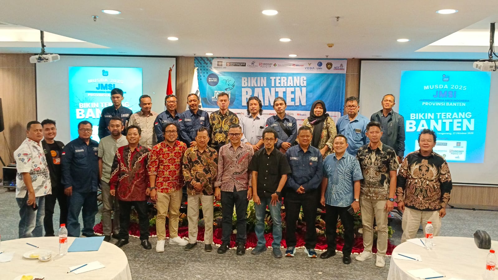Musda JMSI Banten tetapkan Wahyu Sebagai Ketua Terpilih periode 2025-2030 Nampak Ketua terpilih  JMSI banten beserta jajaran berfoto bersama dengan pengurus cabang. Foto : Ist
