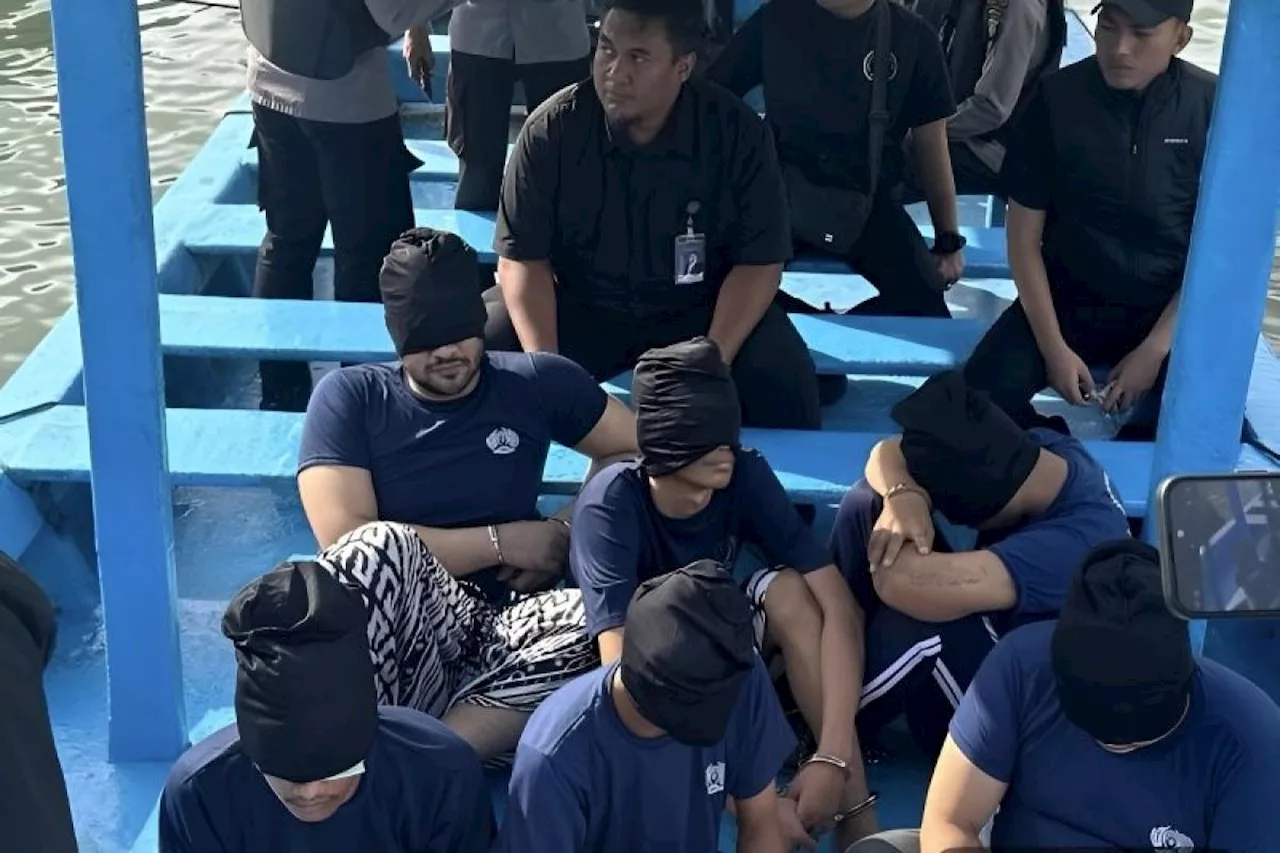 Narkoba Beredar Di Penjara, Komisi XII Bentuk Panja Lapas Amar Zoni (baris ke 2 paling kiri) ketika naik perahu untuk dibawa ke Nusakambangan. Foto : Ist