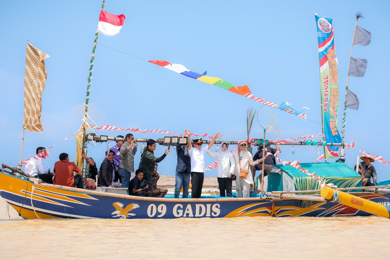 Nelayan Minta Gubernur Jadikan Festival Karang Kabua Event Tahunan Tingkat Banten Gubernur Banten, Andra Soni, saat menghadiri Festival Karang Kabua 2025 di perairan Bayah, Lebak, Minggu (12/10/2025).(Istimewa)
