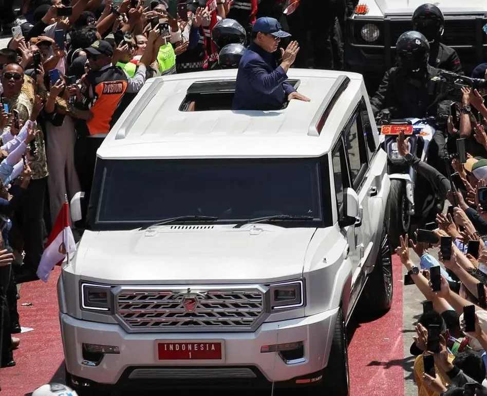 Para Pejabat Siap Gunakan Si Maung, Pemerintah Genjot Proyek Mobil Nasional Presiden Prabowo mengendarai Maung buatan PT PINDAD. Foto : Ist