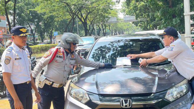 Parkir Di Trotoar, Kendaraan Bakal Digembok Dinas Perhubungan (Dishub) Kota Tangerang Selatan mengingatkan masyarakat untuk tidak memarkirkan kendaraan di trotoar jalan.