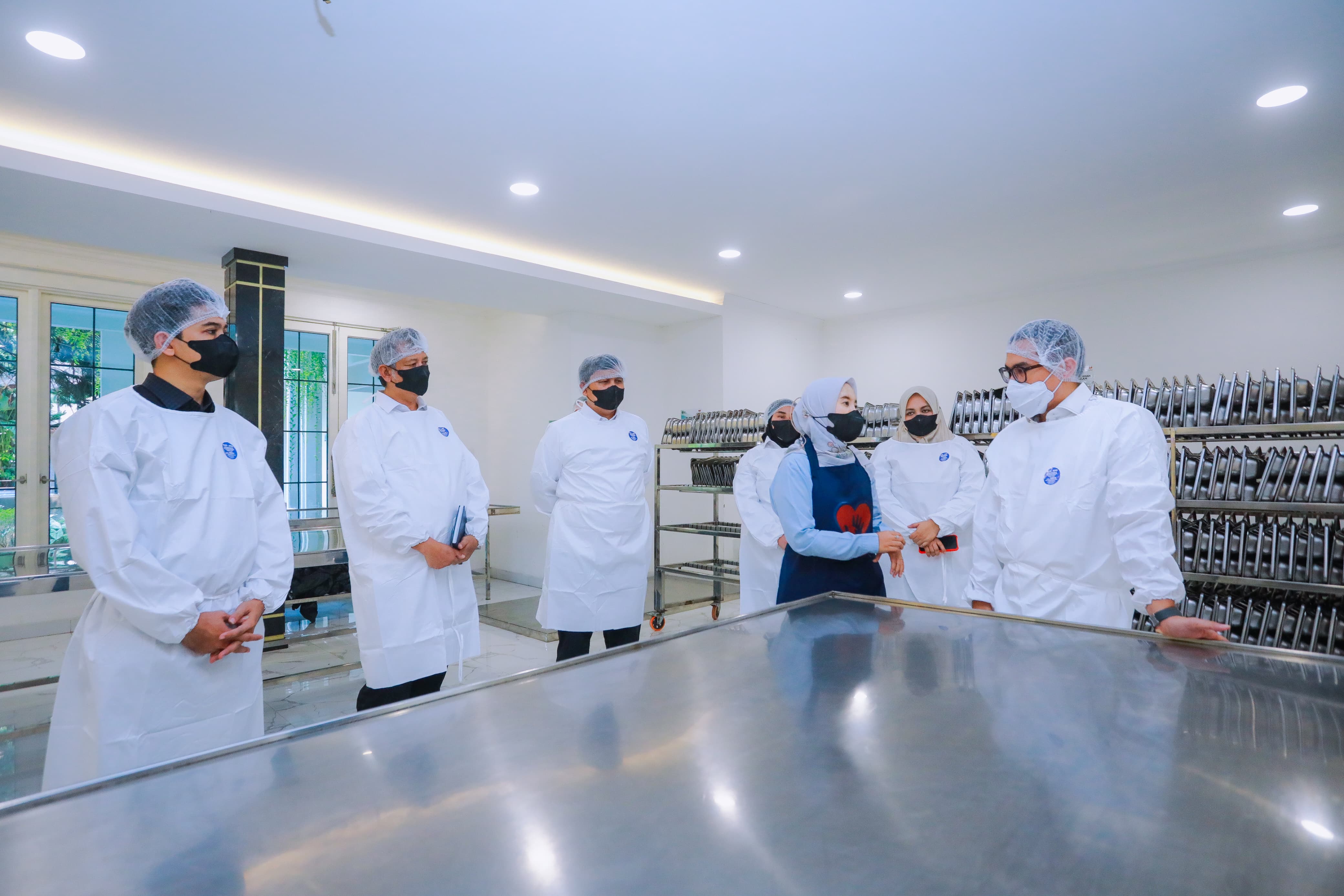 Pastikan Kelayakan dan Keamanan, Pilar Cek Langsung MBG di Ciater Wakil Wali Kota Tangsel Pilar Saga Ichsan meninjau dapur Makan Bergizi Gratis (MBG) di Ciater 1 dan Ciater 3, Kecamatan Serpong, Kamis (8/10). (tanselpos.id/rmn)